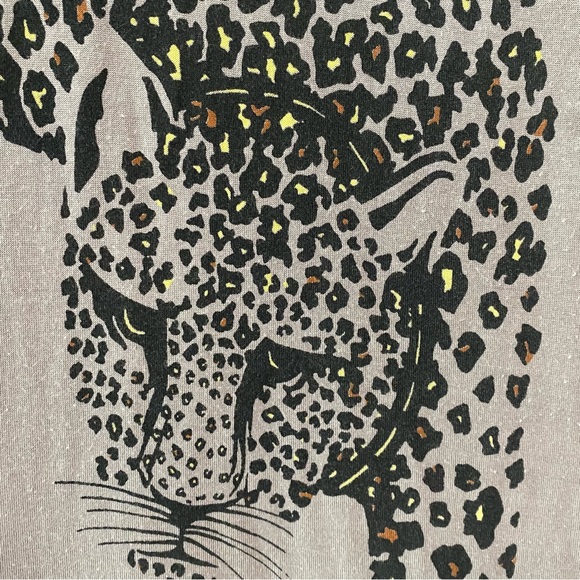 Lauren Moshi taupe v-neck tee with leopard cat graphic - Picture 3 of 5